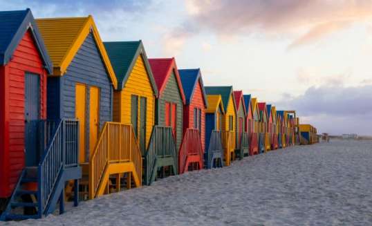 Gekleurde huisjes op het strand van Kaapstad